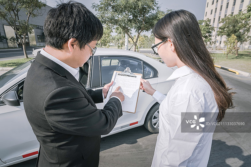 教练指导年轻女性学员驾驶汽车图片素材