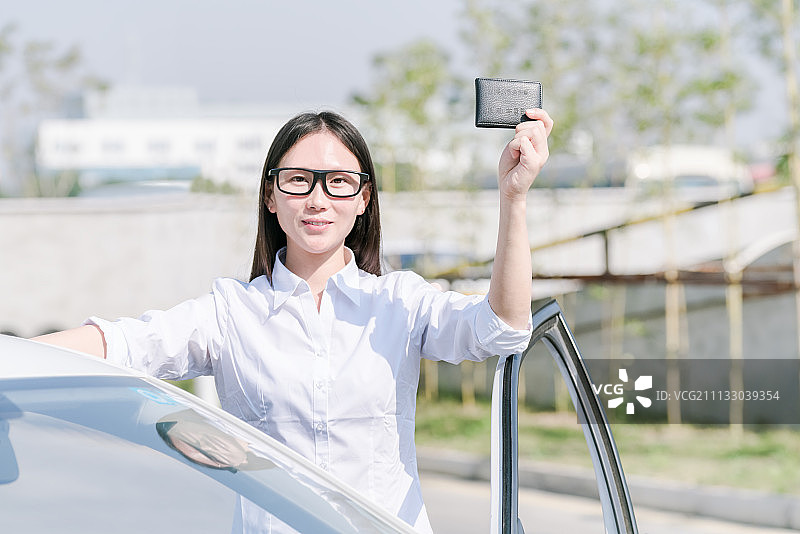 年轻女司机取得驾照图片素材