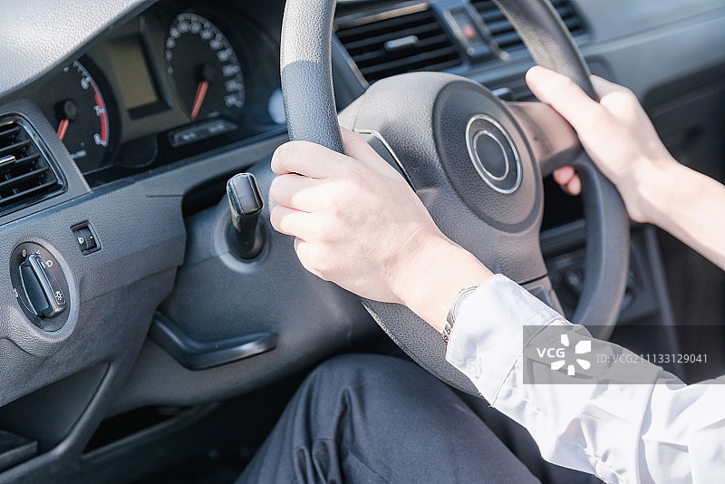 手握方向盘的年轻女白领图片素材