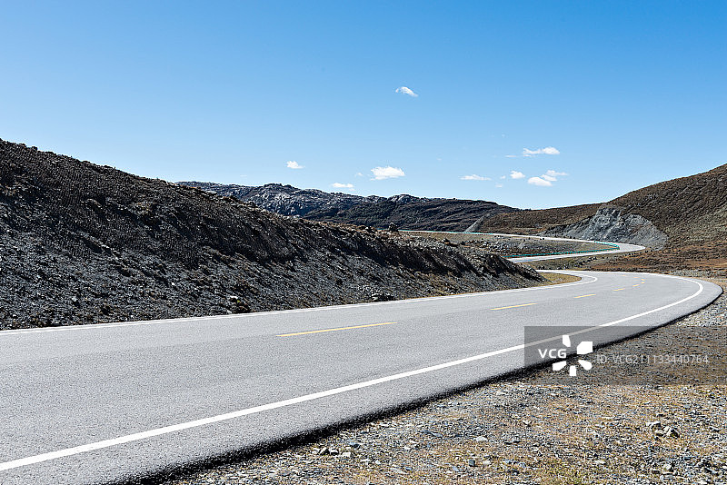 高原上的公路图片素材