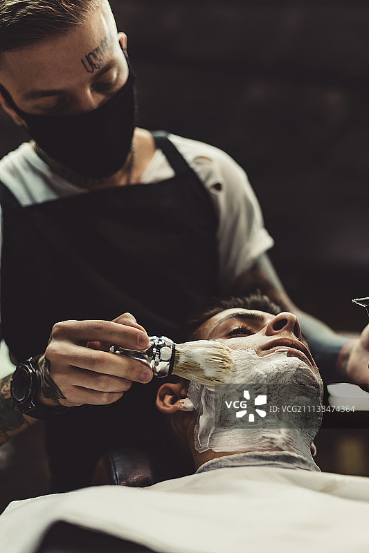 理发师为顾客刮胡子图片素材