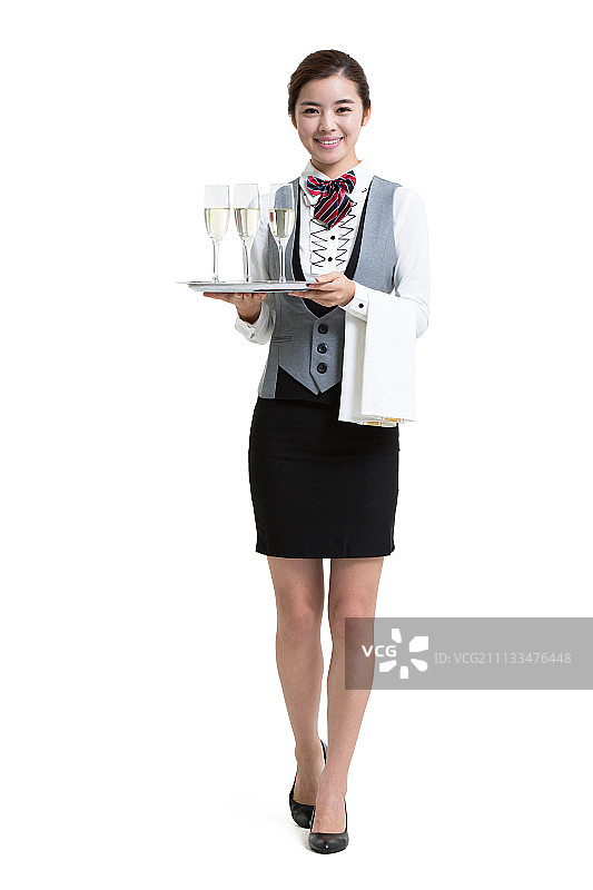端酒的酒店微笑女服务生图片素材