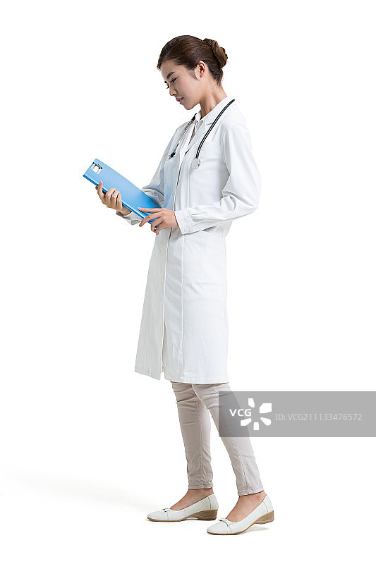 年轻女医生翻看病历图片素材