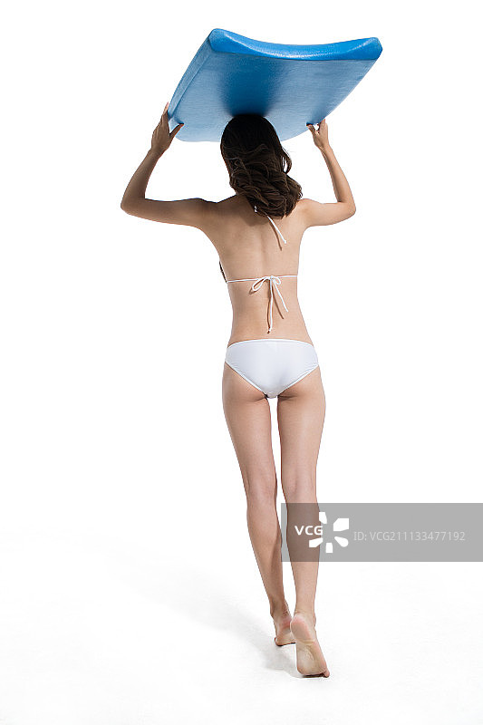 穿着比基尼的美女拿着冲浪板图片素材