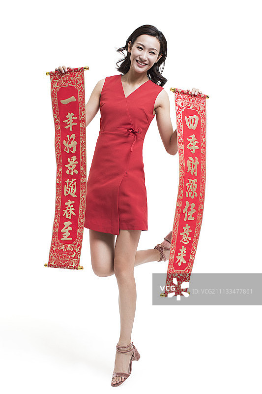 年轻女子手持对联庆贺新年图片素材