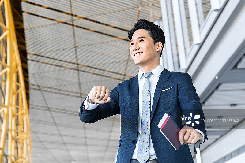 年轻商务男士在机场候机图片素材