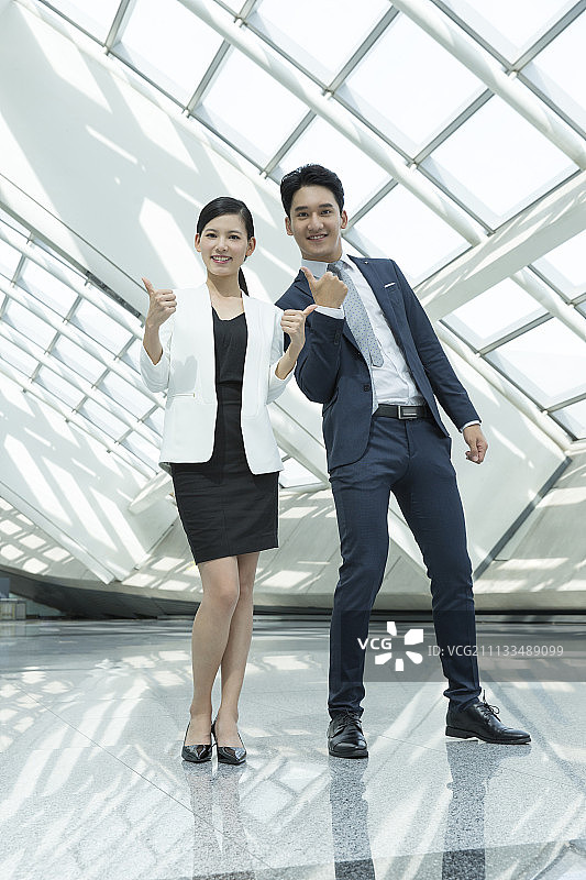 年轻商务人士做手势图片素材