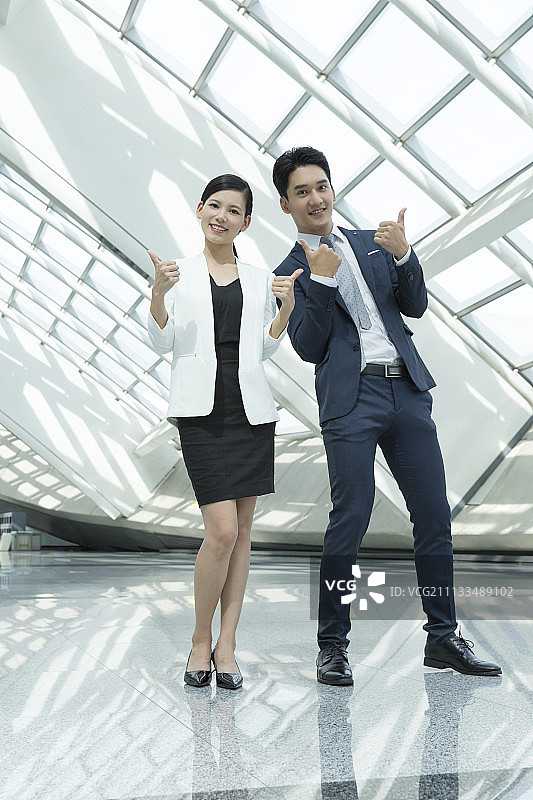 年轻商务人士做手势图片素材