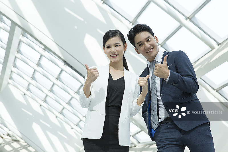 年轻商务人士做手势图片素材