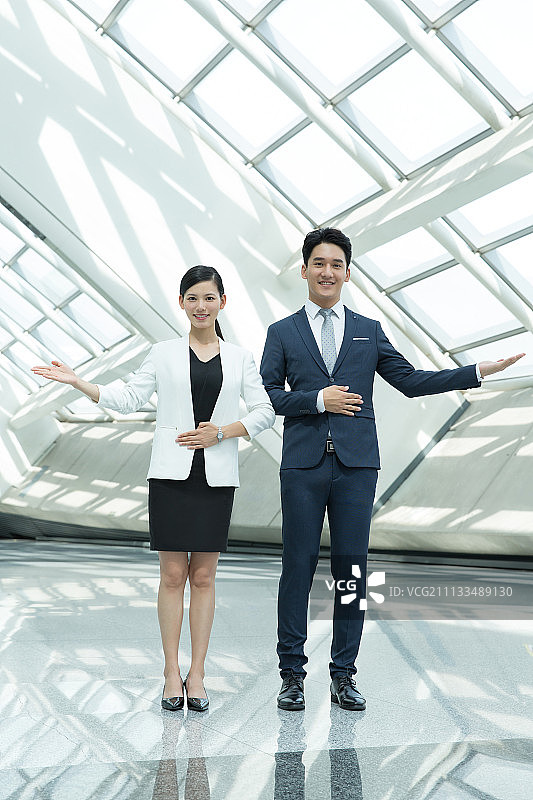 年轻商务人士做手势图片素材