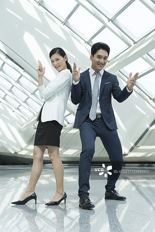 年轻商务人士全身像图片素材