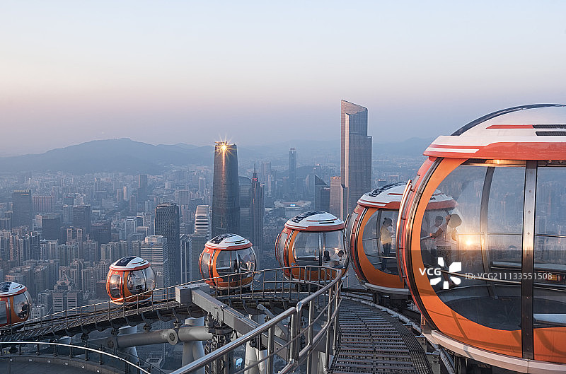 城市上空的摩天轮及天际线图片素材