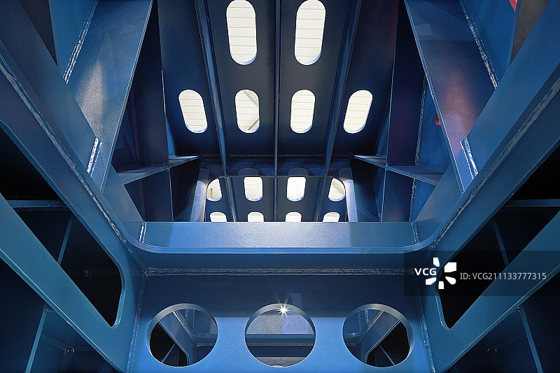 重型钢梁焊接的内部结构图片素材