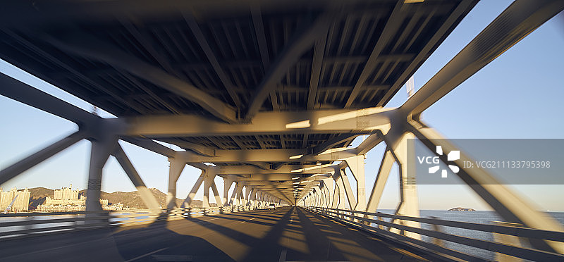 大桥下层行驶车头视角图片素材