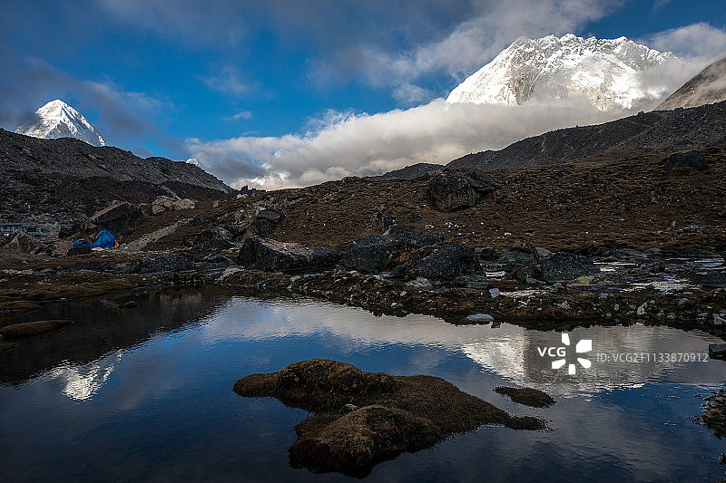 雪山倒影图片素材
