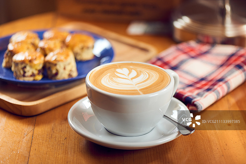 卡布奇诺咖啡一杯配点心图片素材