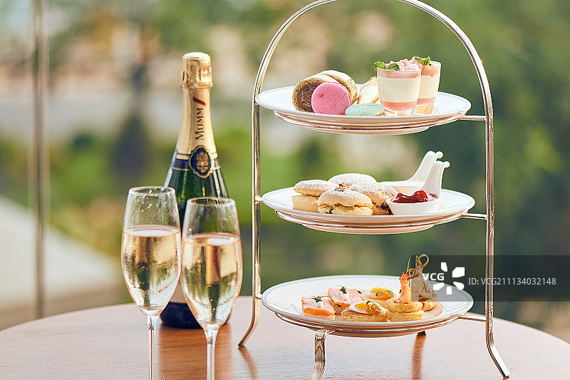 午后英式三层塔马卡龙点心图片素材