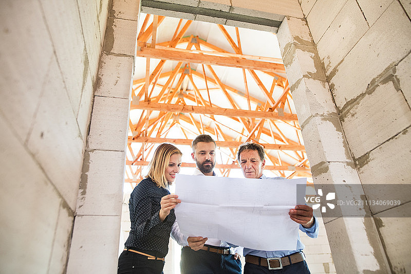 建筑工地上的建筑师和土木工程师图片素材