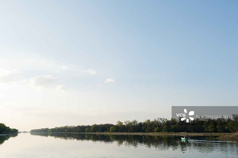 男人乘船航行图片素材