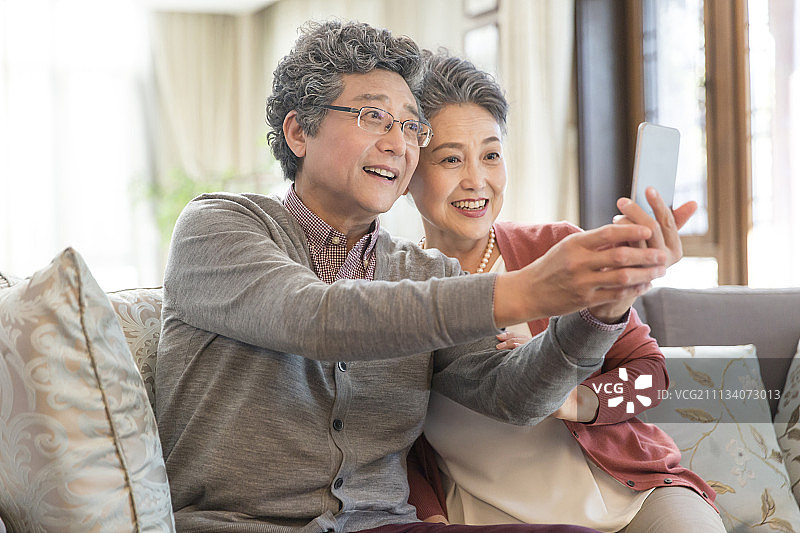 老年夫妇新年用电话视频聊天图片素材