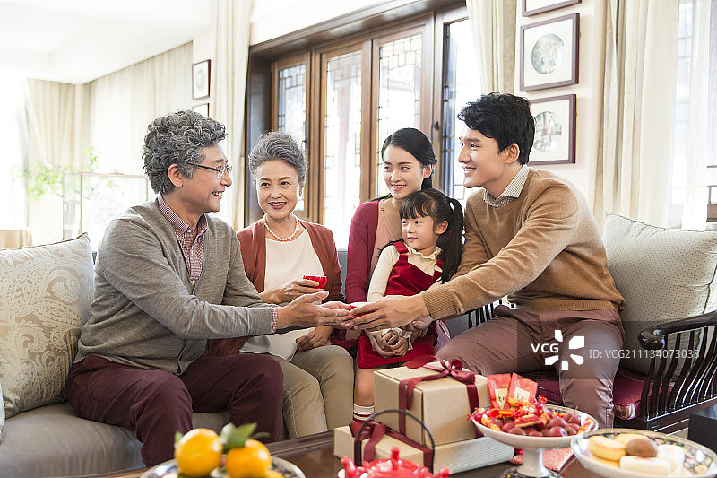 快乐一家人过春节图片素材