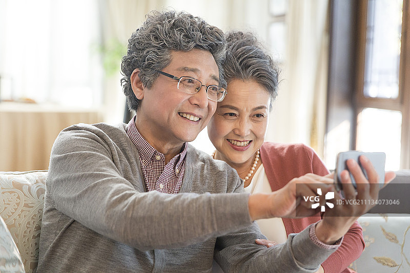 老年夫妇新年用电话视频聊天图片素材