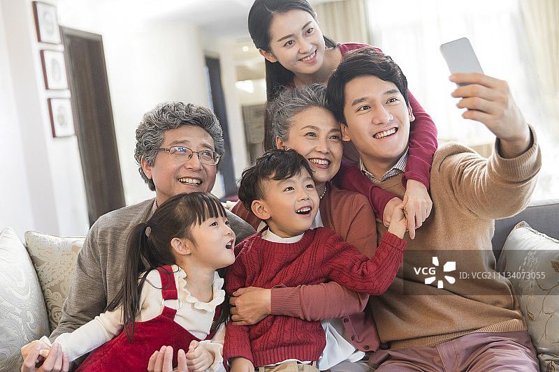 快乐一家人过春节图片素材