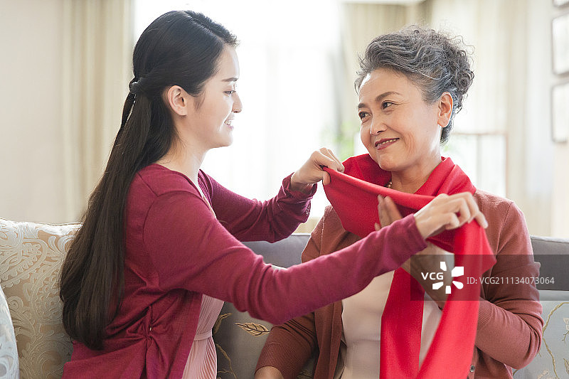 快乐母女春节送礼物图片素材