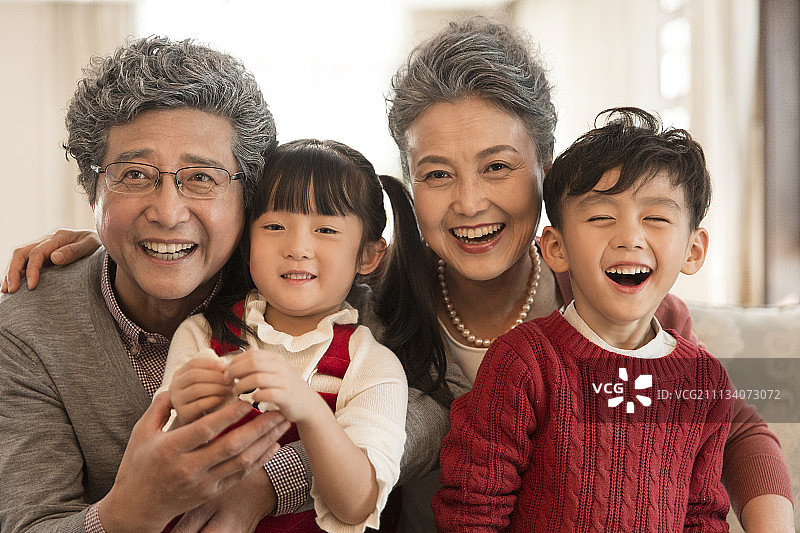 快乐一家人过春节图片素材