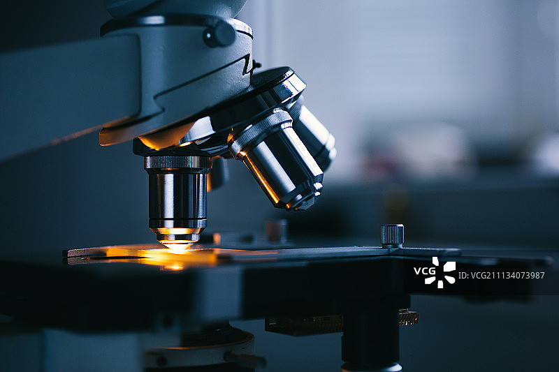 显微镜和测试样本特写图片素材