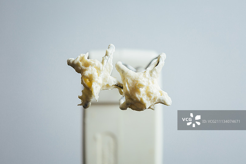 沾有奶油的电动搅拌器图片素材