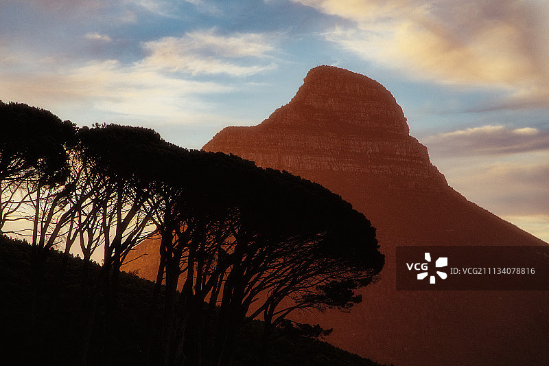 日落时分的开普敦狮头峰图片素材