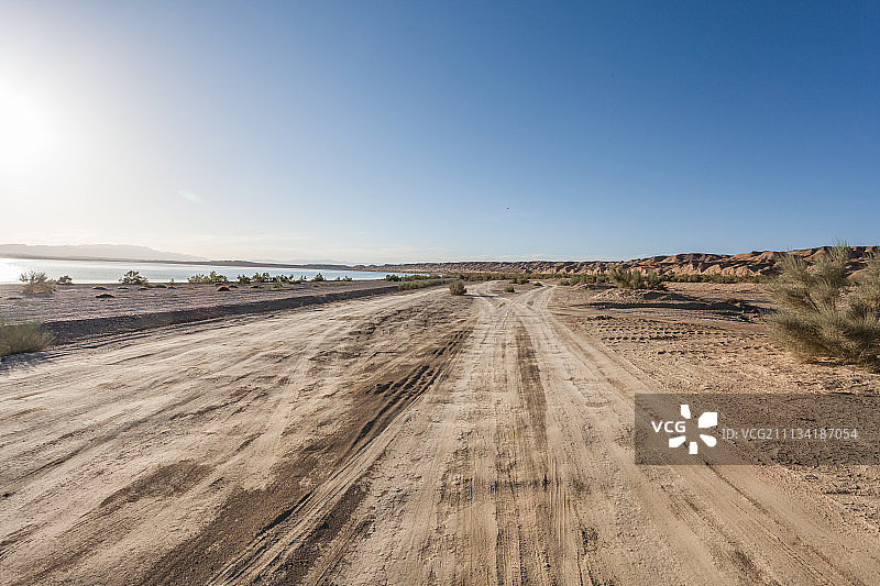 中国西部荒野道路图片素材