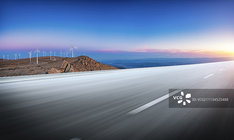 冬季的张北山峰与平坦的道路图片素材