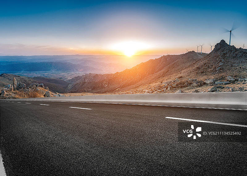 冬季的张北山峰与平坦的道路图片素材