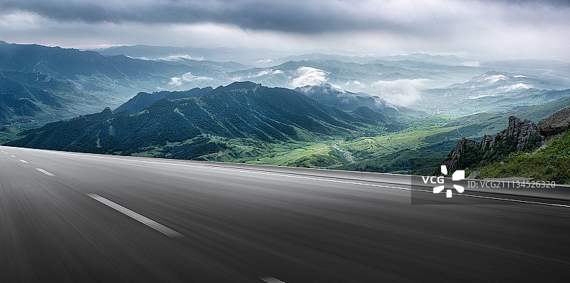 夏季雨后山峰与柏油路图片素材