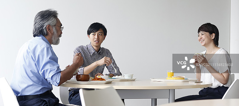 三个人图片素材