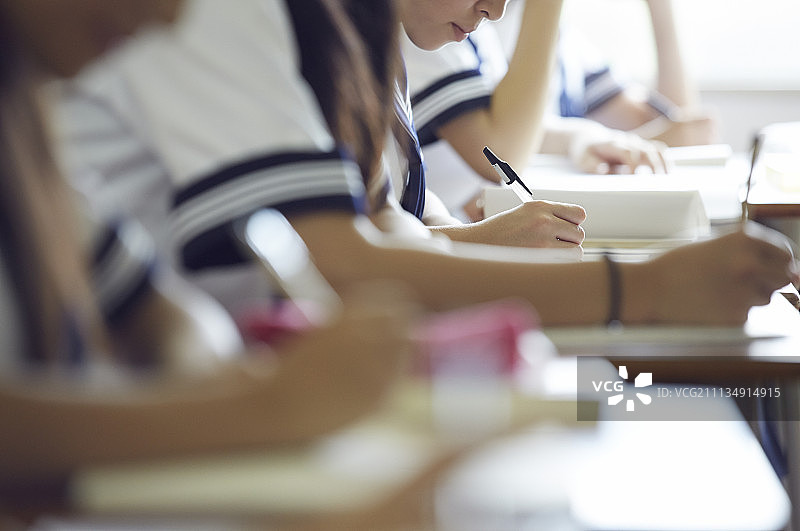 初中女生会话场景图片素材