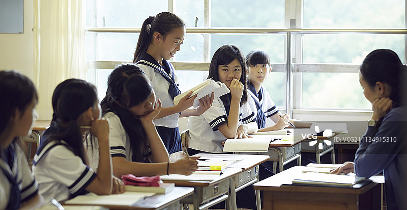 初中女生会话场景图片素材
