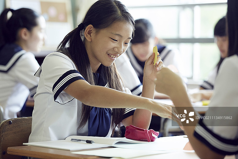 初中女生会话场景图片素材