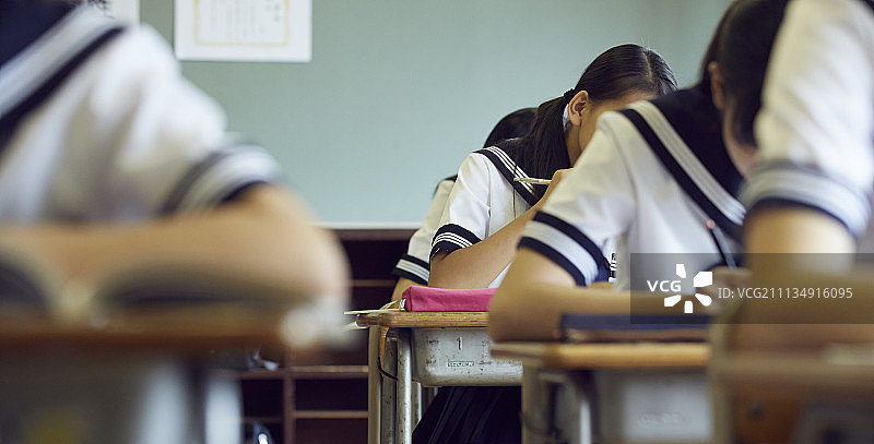 初中女生会话场景图片素材