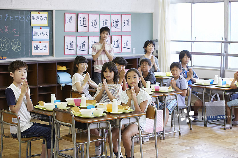 小学生学校午餐肖像图片素材