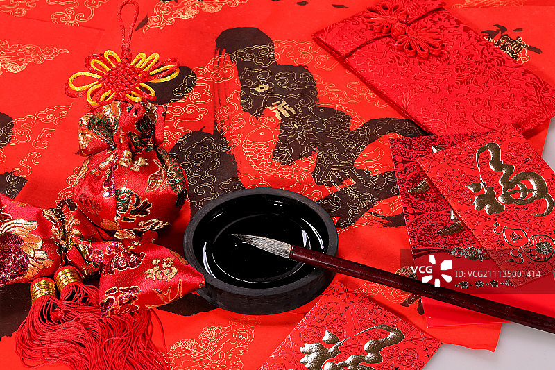 毛笔书法对联和节日礼物图片素材