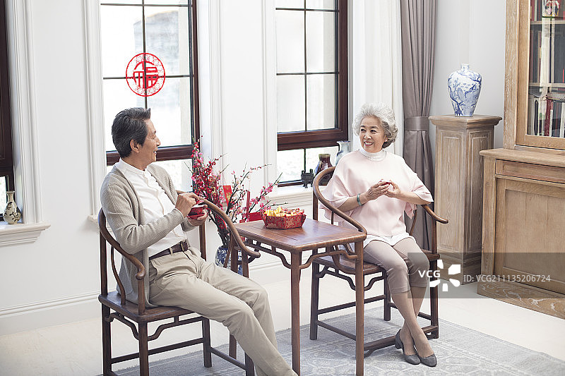 老年夫妇在家里喝茶图片素材