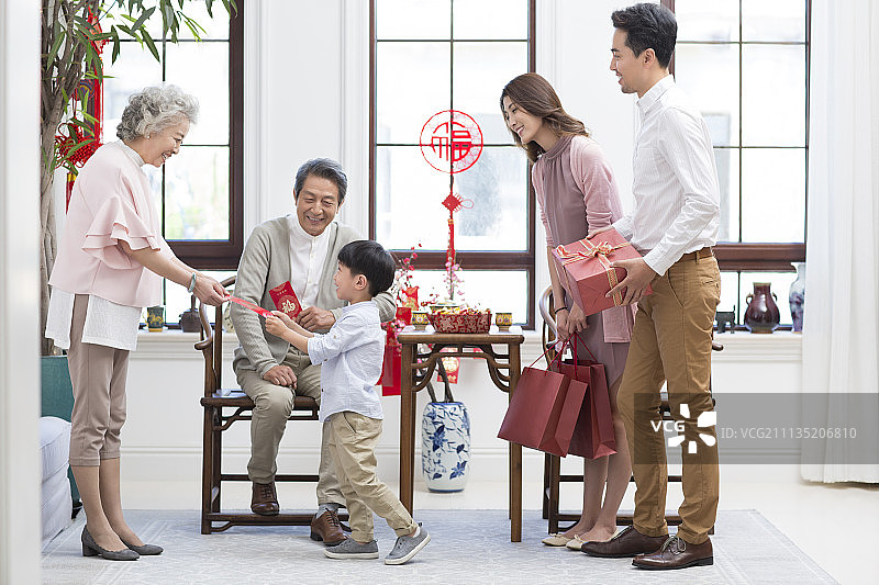 快乐一家人过新年图片素材