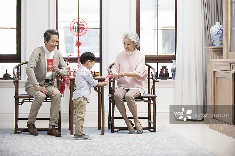 爷爷奶奶给孙子发红包图片素材