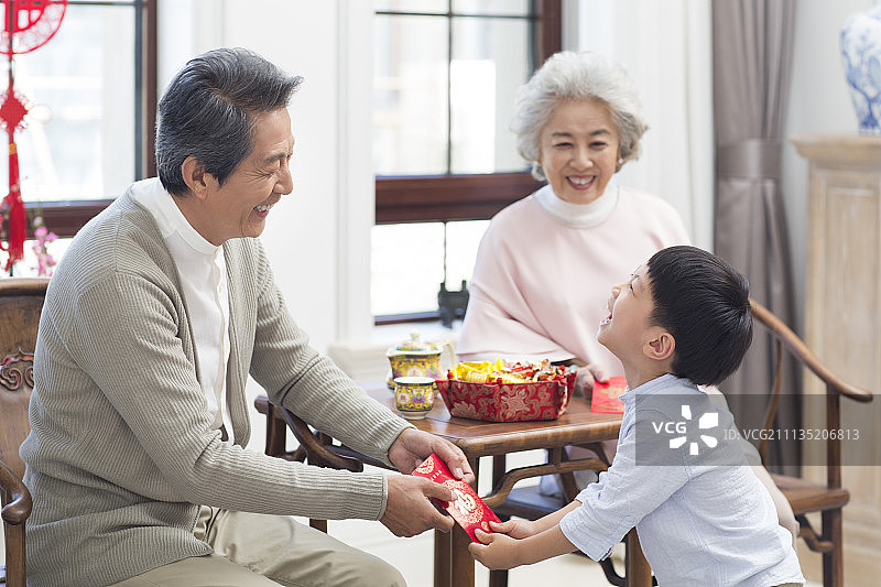 爷爷奶奶给孙子发红包图片素材