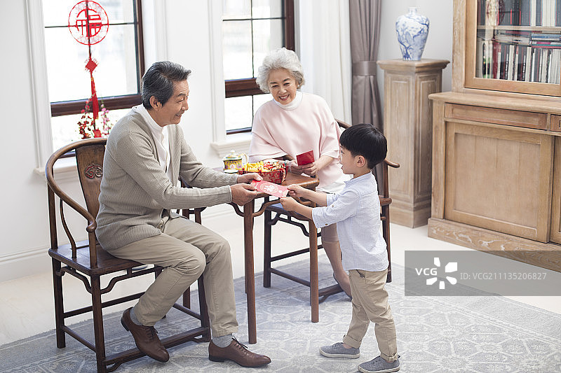 爷爷奶奶给孙子发红包图片素材