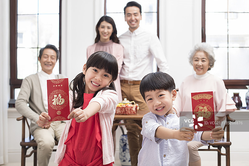 快乐家庭庆贺新年图片素材