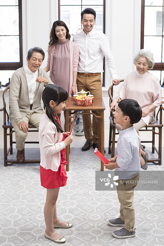 快乐家庭庆贺新年图片素材